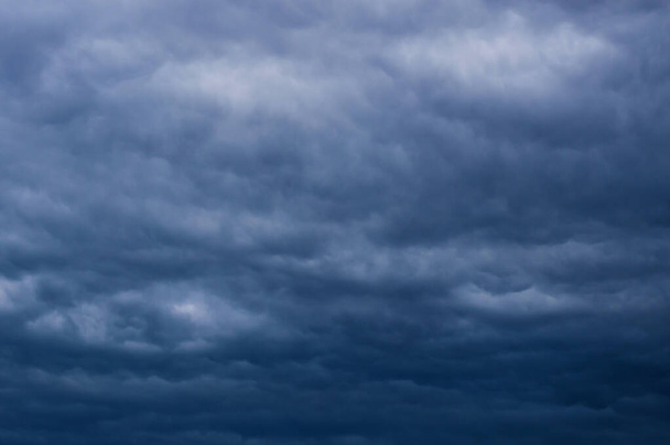 Šedé kudrnaté textury bouřkových mraků v detailu - Fotografie, Obrázek