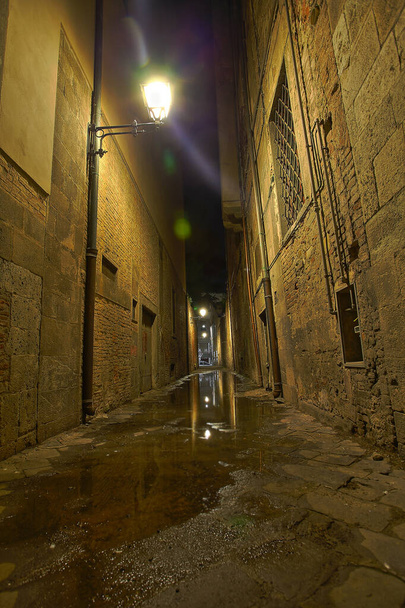 schöne italienische Straße einer kleinen alten Provinzstadt - Foto, Bild