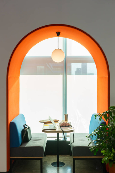 modernes orangefarbenes Büro mit privatem Tisch. - Foto, Bild