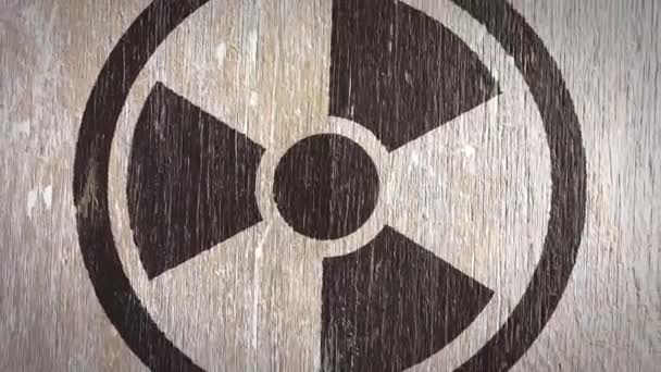 Tahta dokuda radyoaktif / radyoaktif uyarı sembolü. Radyoaktiviteyle ilgili projeleriniz için ideal. Yüksek Kaliteli Kusursuz Animasyon. 4k, 60fps. - Video, Çekim
