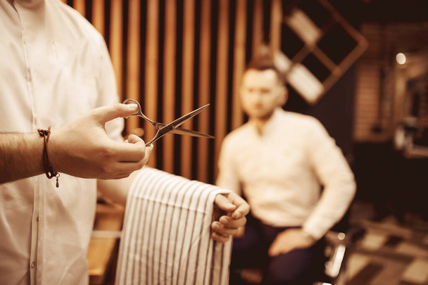 Перукарня, чоловік з бородою в перукарні. Сучасний перукарський салон
 - Фото, зображення