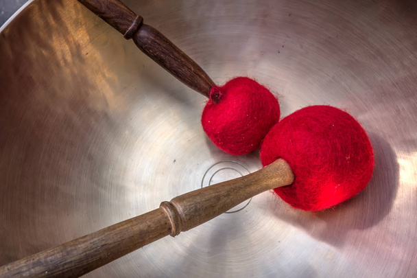Cuivre bol chantant avec baguettes rouges à l'intérieur gros plan
 - Photo, image