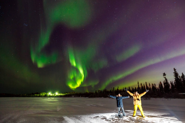 Multicolor verde violeta vibrante Aurora Boreal Polaris, auroras boreales en el cielo nocturno. Concepto viajes personas
 - Foto, Imagen