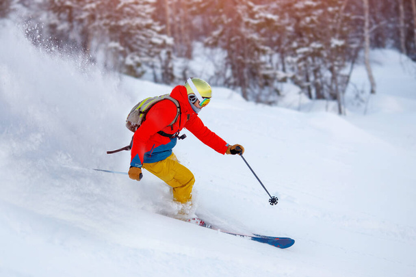 Muž sportovec na horském lyžování jezdí na měkké sněhové dráze v lese, hrudník akční kamera. Extrémní koncept - Fotografie, Obrázek