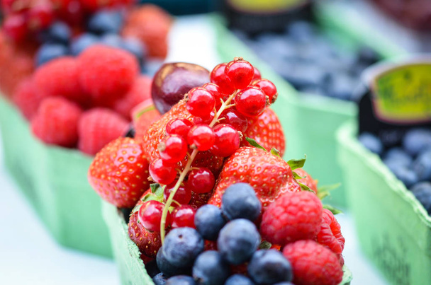 fresh berry fruits, strawberries & cherries close up view - Fotoğraf, Görsel