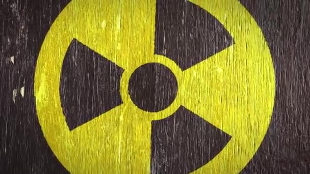 Tahta dokuda radyoaktif / radyoaktif uyarı sembolü. Radyoaktiviteyle ilgili projeleriniz için ideal. Yüksek Kaliteli Kusursuz Animasyon. 4k, 60fps. - Video, Çekim