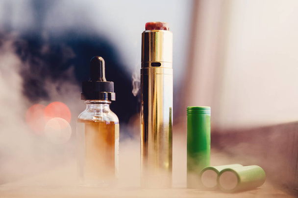 Elektronische sigaret voor vape met een batterij in een rookclub - Foto, afbeelding