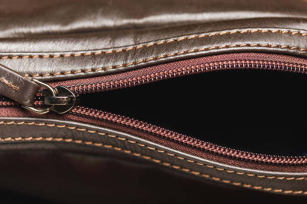 zipper of brown leather bag, close-up view - 写真・画像