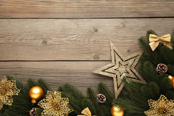 Addobbi natalizi. Ramo di abete con palline d'oro, fiore di Natale e stella su grigio
 - Foto, immagini