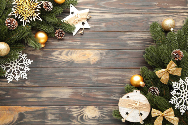 Weihnachtsdekoration. Tannenzweig mit Weihnachtsschmuck auf braun, Rahmen - Foto, Bild