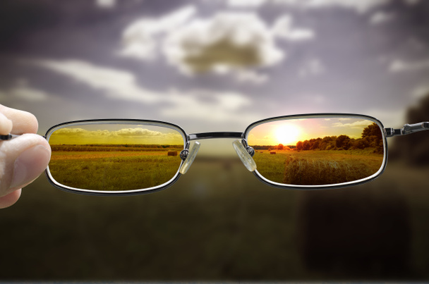 Sonnenuntergang durch Brille sehen - Foto, Bild