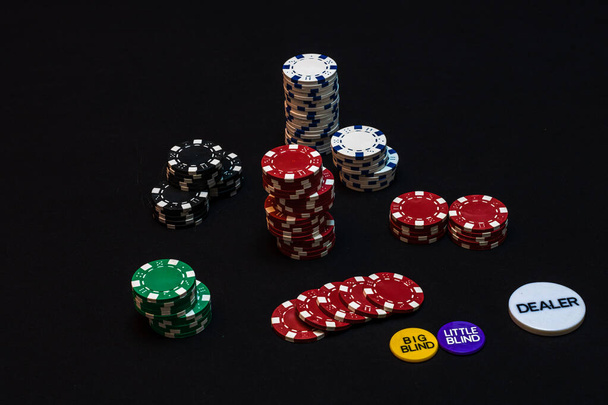 Pila de fichas de póquer sobre fondo negro, fichas de póquer propagación, bi
 - Foto, imagen