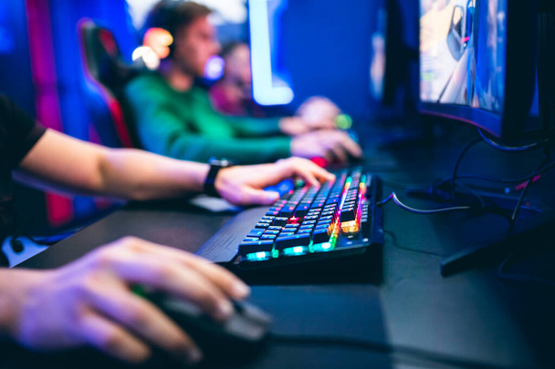 Professionelle Cyber-Video-Gamer-Studioraum mit PC-Sessel, Tastatur für Stream in Neon-Farbe verschwimmen Hintergrund. Weicher Fokus - Foto, Bild