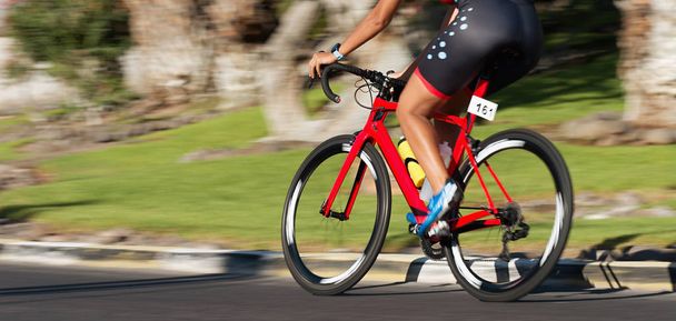 Θόλωση κίνησης ενός αγώνα ποδήλατο με το ποδήλατο και τον αναβάτη σε υψηλή ταχύτητα - Φωτογραφία, εικόνα