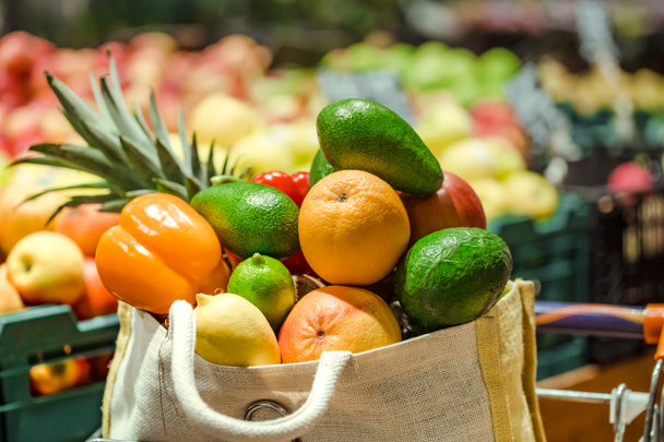 果物や野菜が違うエコバッグ。蘇でのショッピング - 写真・画像