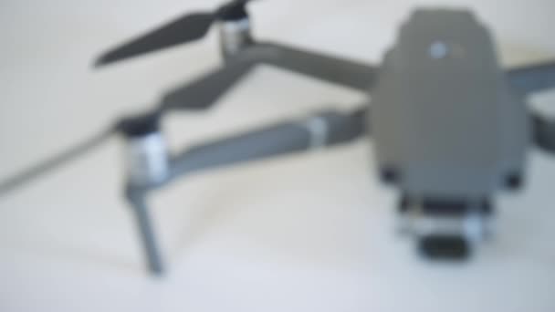 Dron na białej powierzchni Pull Focus - Materiał filmowy, wideo