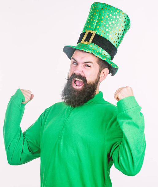 I am your paddy. Hipster in leprechaun hat and costume flexing his arms. Irish man with beard wearing green. Bearded man celebrating saint patricks day. Happy saint patricks day - Foto, Imagem