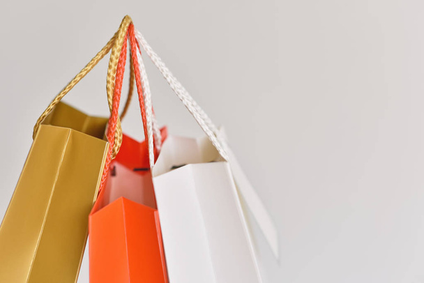 bolsa de compras de papel de colores sobre un fondo blanco. de cerca
 - Foto, Imagen