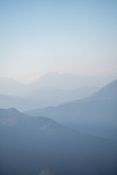 Góry w zimnej mgle. Górski krajobraz we mgle. Tapeta - Zdjęcie, obraz