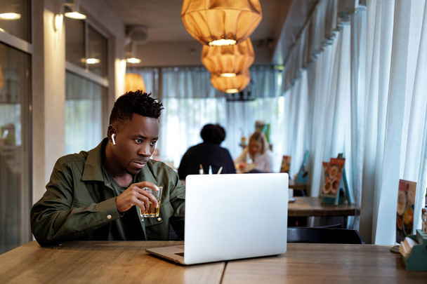 afro-amerikai férfi számítógéppel - Fotó, kép