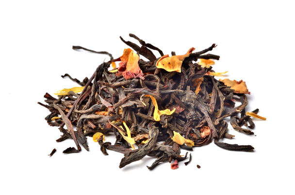 Montón de hojas secas de té negro aisladas sobre fondo blanco. Primer plano
. - Foto, Imagen