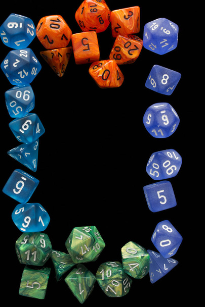 4 σετ Rpg πορτοκαλί / μπλε / πράσινο για να παίξετε παιχνίδια ρόλων σε μαύρο φόντο. - Φωτογραφία, εικόνα