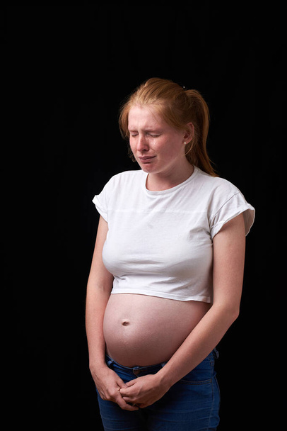 mudança abrupta de humor em mulheres grávidas. chateado grávida
. - Foto, Imagem