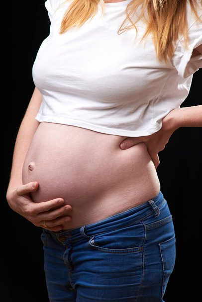 Rückenschmerzen während der Schwangerschaft. Rückenschmerzen und Kontraktion während der Schwangerschaft. - Foto, Bild