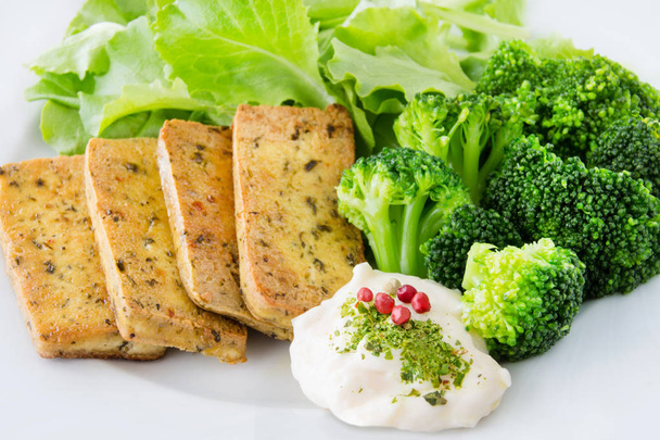 Gebakken tofu en broccoli - Foto, afbeelding