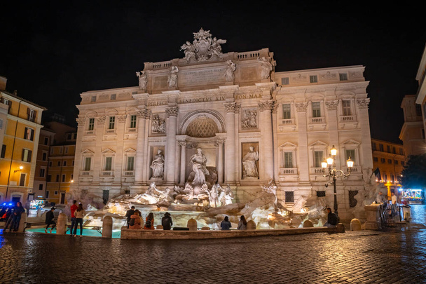 Trevi Fountain vagy Fontana di Trevi éjjel, Róma, Olaszország. - Fotó, kép