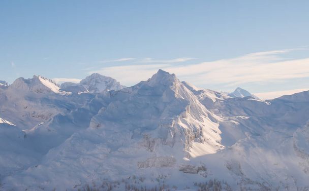 Montagnes enneigées dans la station de ski Stoos
 - Photo, image