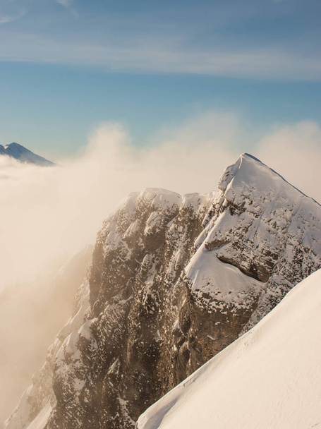 Met sneeuw bedekte bergen in skigebied Stoos - Foto, afbeelding