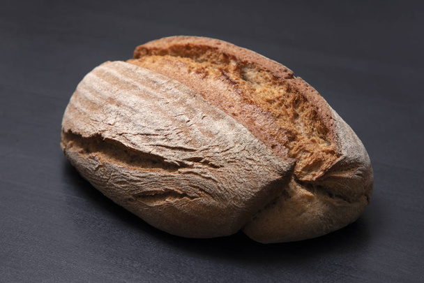Апетитний свіжоспечений хліб на чорному тлі. Ізольований хліб
 - Фото, зображення