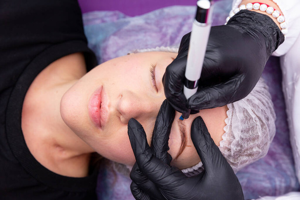 Procedimientos cosméticos para el tratamiento de cejas. Microblading en el salón de belleza. Cosmetología profesional. El proceso de aplicación del pigmento - Foto, Imagen