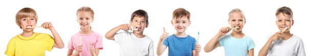 Leuke lieve kinderen tanden poetsen op witte achtergrond - Foto, afbeelding