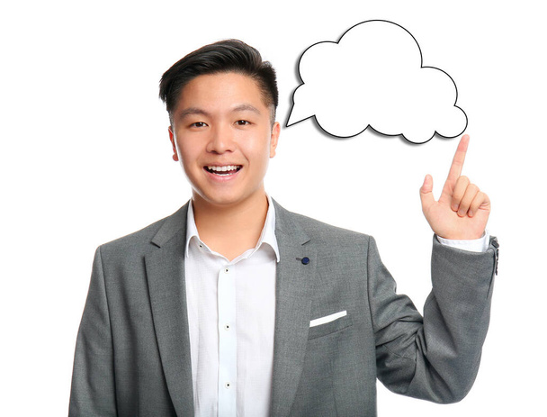 Ritratto di uomo d'affari asiatico con indice sollevato e bolla di discorso vuota su sfondo bianco
 - Foto, immagini