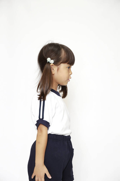 Japanisches Mädchen in Sportbekleidung (Profil) (4 Jahre alt) (weißer Rücken)) - Foto, Bild