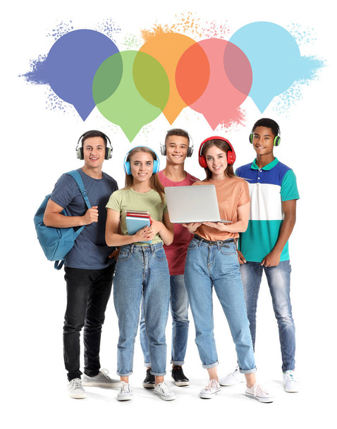 Portret van jonge studenten met lege spraakbellen op witte achtergrond - Foto, afbeelding