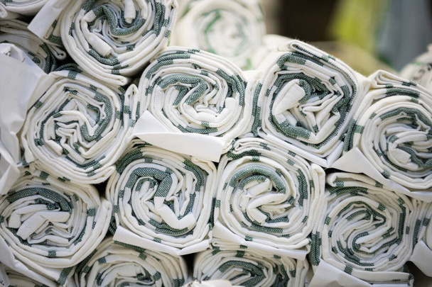 Roulez le tissu plié magnifiquement dans la boutique textile
. - Photo, image