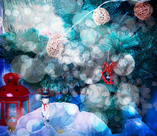 Синий оттенок боке Рождественский фон с декором елки
 - Фото, изображение