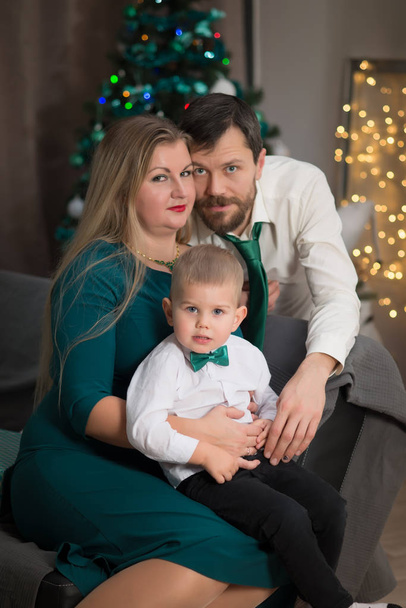 Jeune famille avec bébé garçon à l'intérieur de Noël avec le Nouvel An e
 - Photo, image