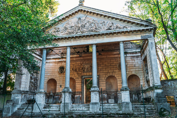 Elhagyott ősi épület Villa Torlonia nyilvános parkban Rómában, Olaszországban - Fotó, kép
