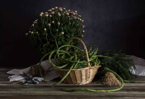 Taze fasulye deresi ve yeşil soğan ahşap bir masada. - Fotoğraf, Görsel