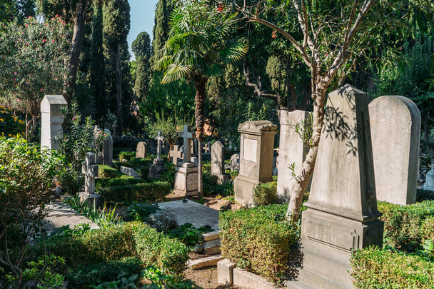 Cementerio no católico para extranjeros en Roma, Italia. Uno de los lugares más bellos y poco conocidos de la ciudad
 - Foto, Imagen