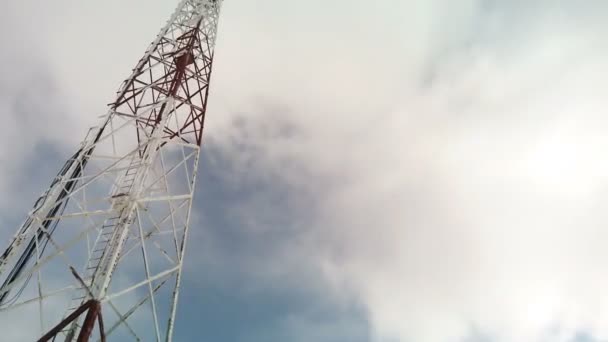 冬の霜の北の森の無線電子レンジ及びテレビアンテナシステムの電気通信塔が含まれています - 映像、動画
