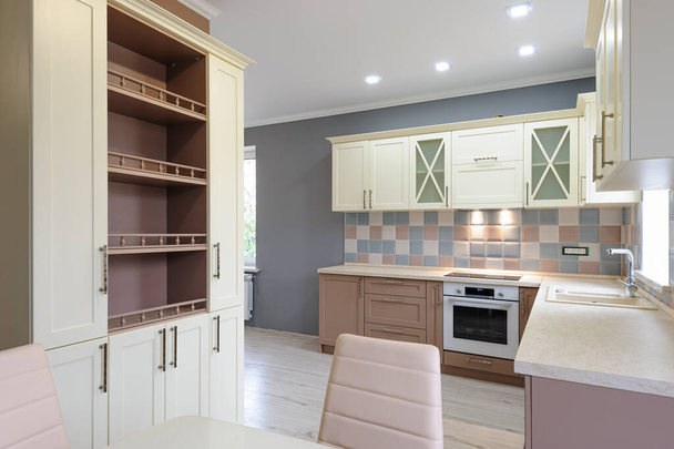 Lujo moderno provence estilo gris, rosa y crema interior de la cocina
 - Foto, Imagen
