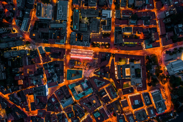 Bovengrondse drone nachtopname van straatlantaarns in Lugano, Zwitserland - Foto, afbeelding