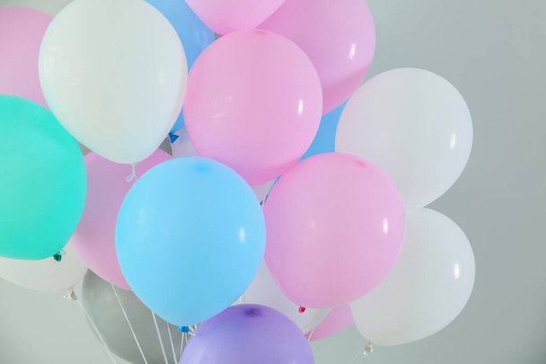 Повітряні кульки на світлому фоні
 - Фото, зображення