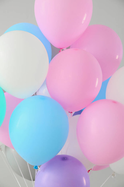 Αερόστατα σε ελαφρύ φόντο, κοντινό πλάνο - Φωτογραφία, εικόνα