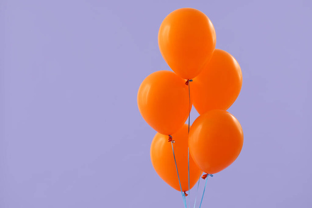 helle Luftballons auf farbigem Hintergrund - Foto, Bild